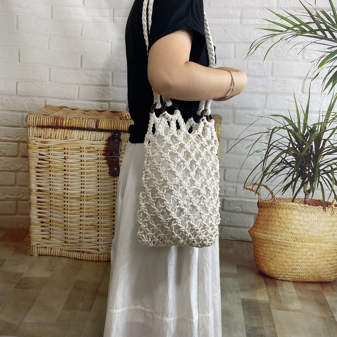Hand-knotted mesh bag with decorative wooden rings Bowlift