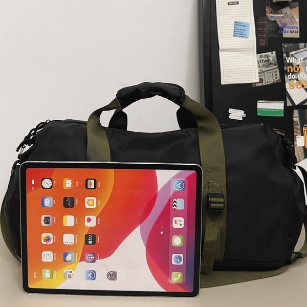 Sporty travel bag with adjustable shoulder strap and sturdy carrying handle Bowlift