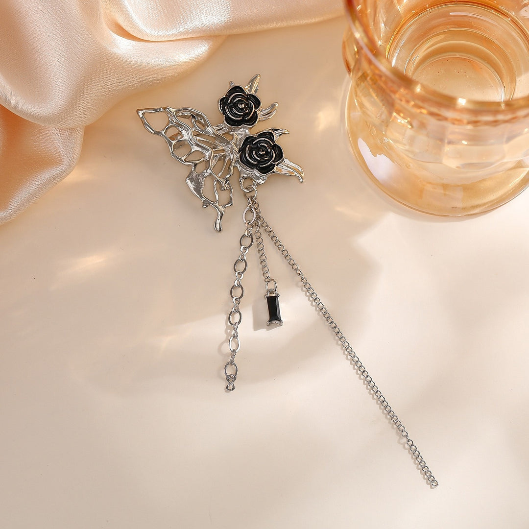 Elegant brooch with flower and chain motif Bowlift