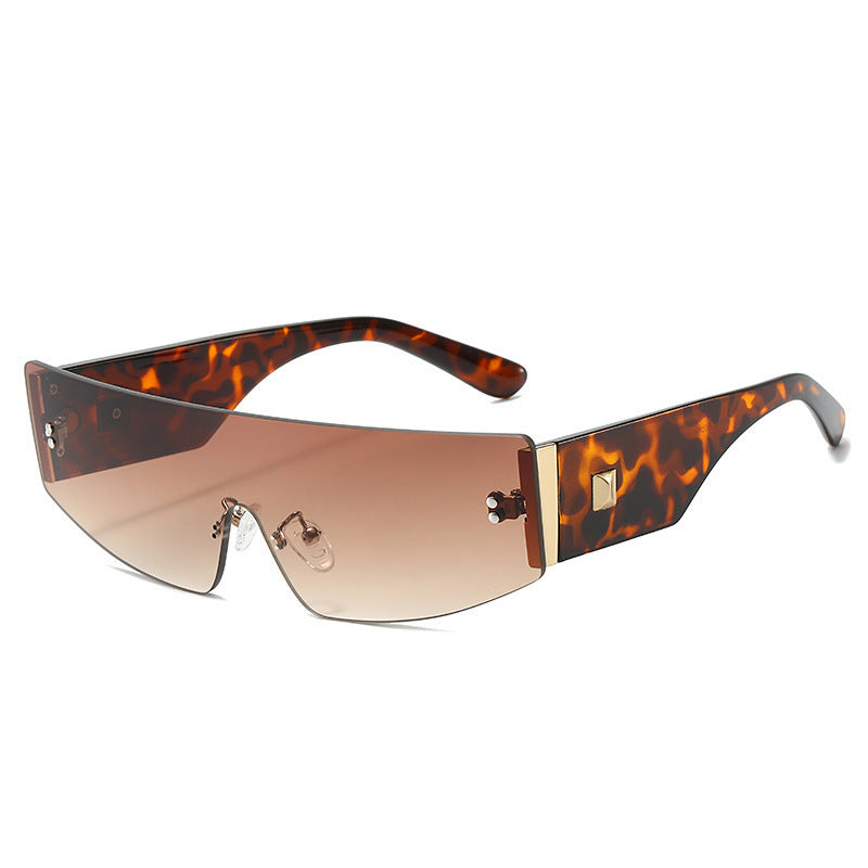 Ladies trendy sunglasses with futuristic design Bowlift