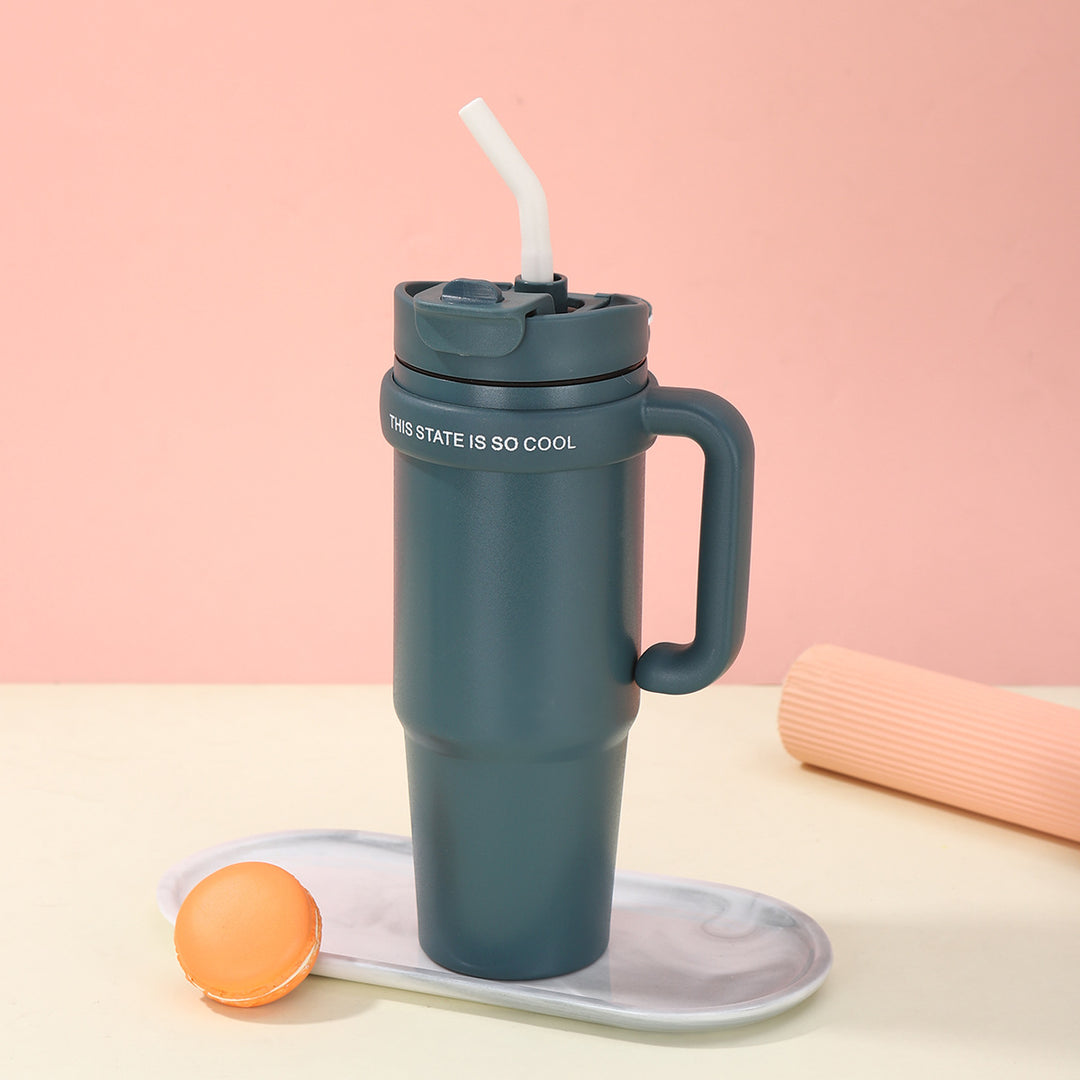 Unisex drinking cup with integrated straw Bowlift