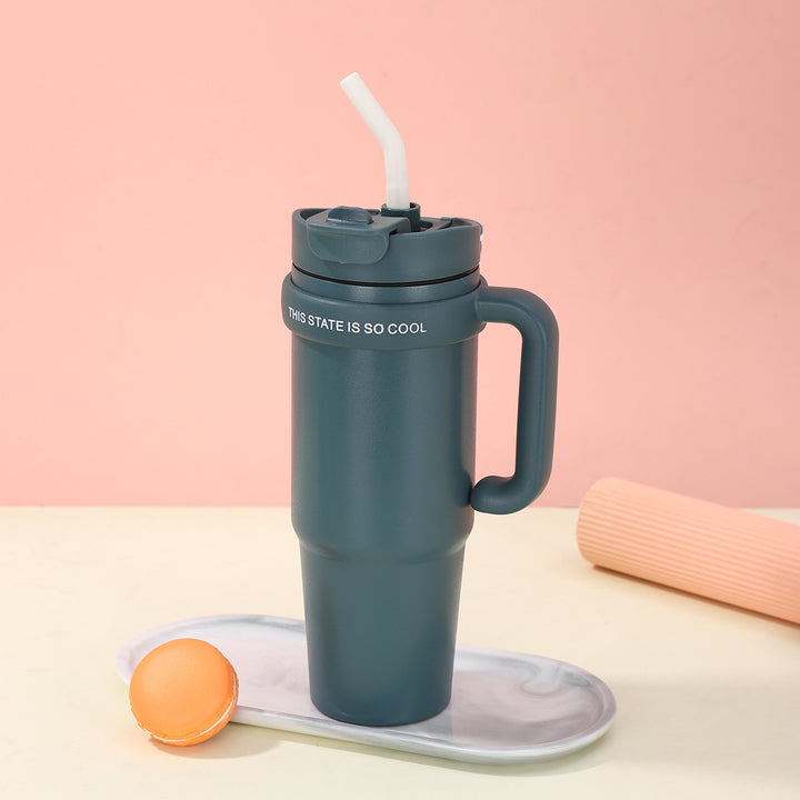 Unisex drinking cup with integrated straw Bowlift