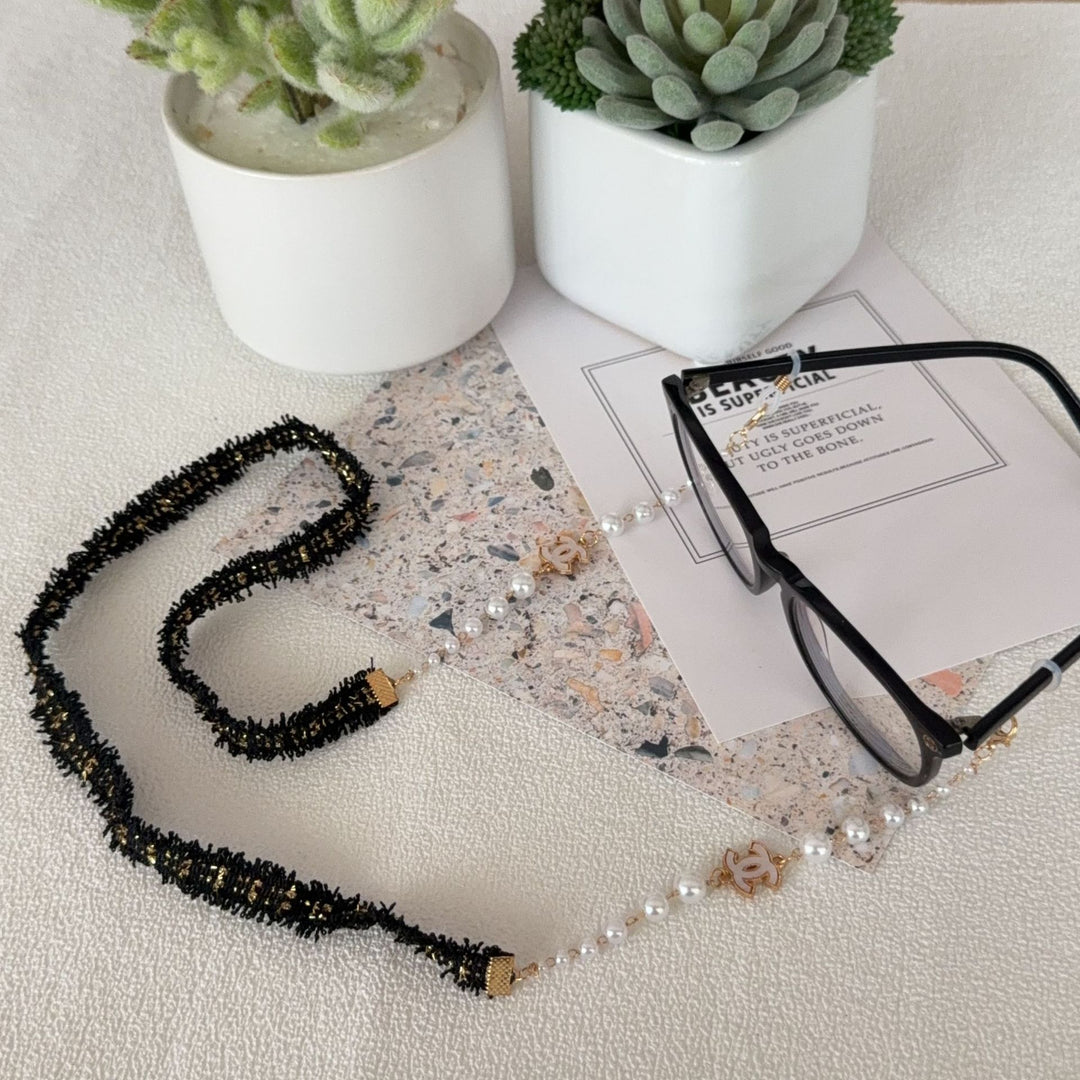 Decorative Pearl and Textured Eyewear Chain Bowlift
