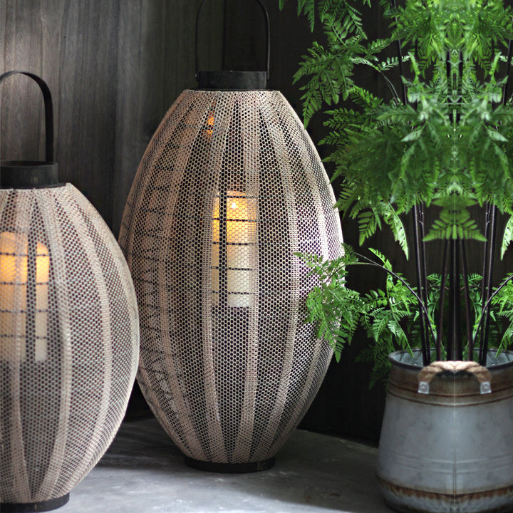 Elegant lantern with metal grid Bowlift