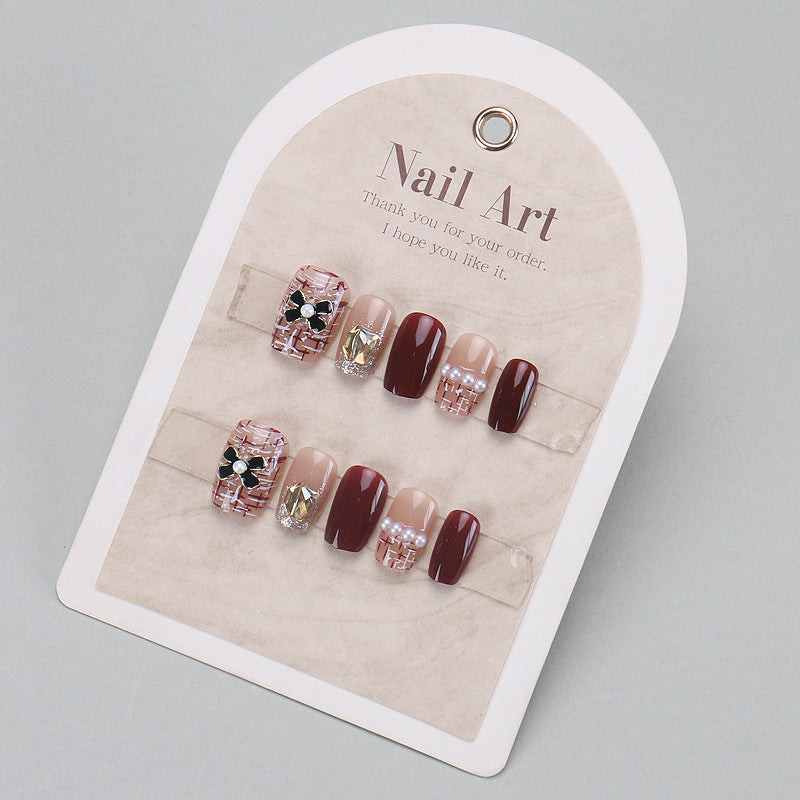 Elegant Press-On Nail Tips with Gold Accents Bowlift