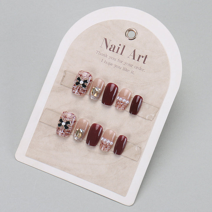 Elegant Press-On Nail Tips with Gold Accents Bowlift