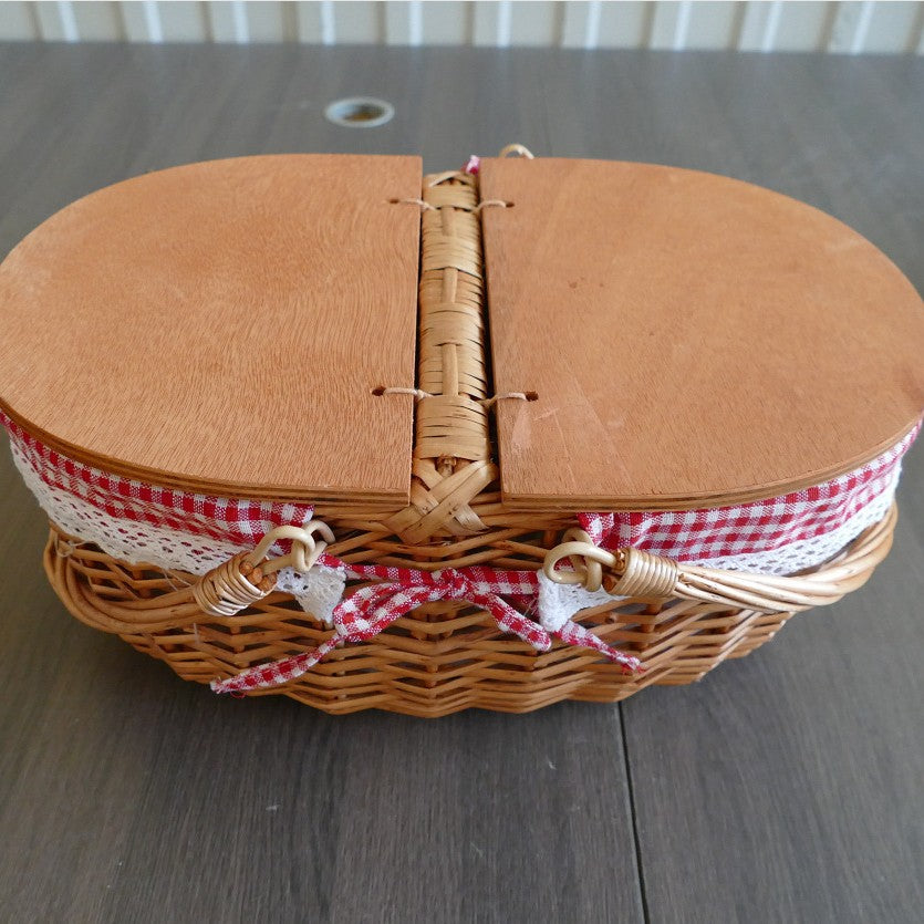 Women's picnic basket with practical wooden lid and stylish inner lining Bowlift