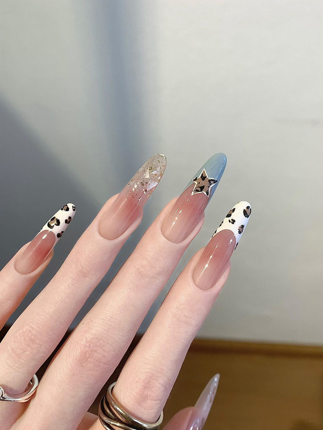 Artificial nails with creative glitter effect and animal design Bowlift