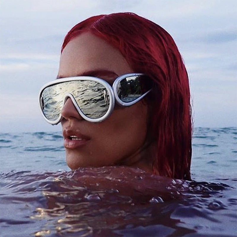 Ladies sporty protective goggles in innovative design Bowlift