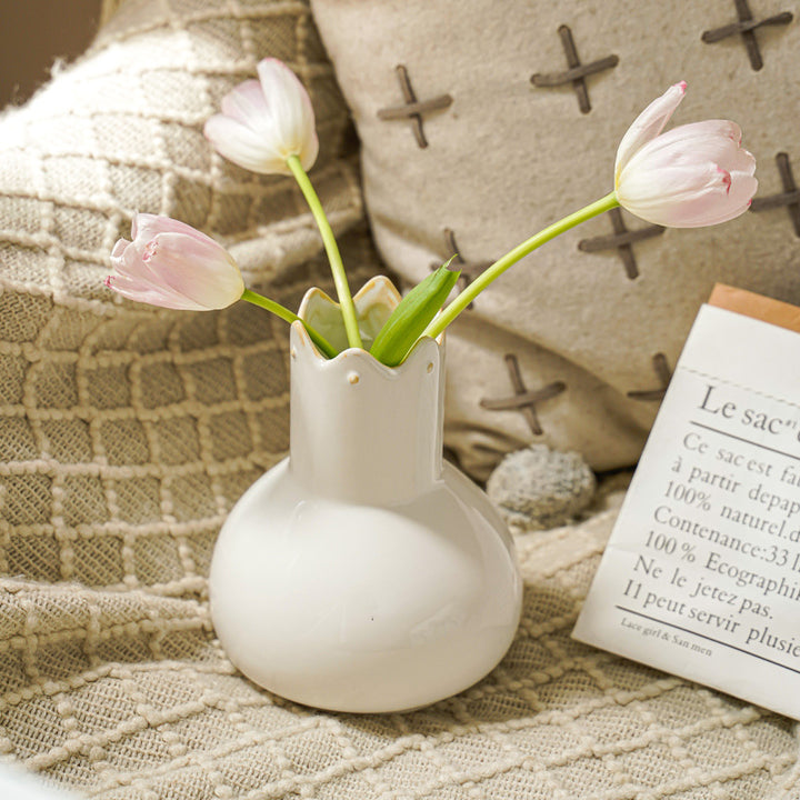 Elegant ceramic vase with wavy edge Bowlift