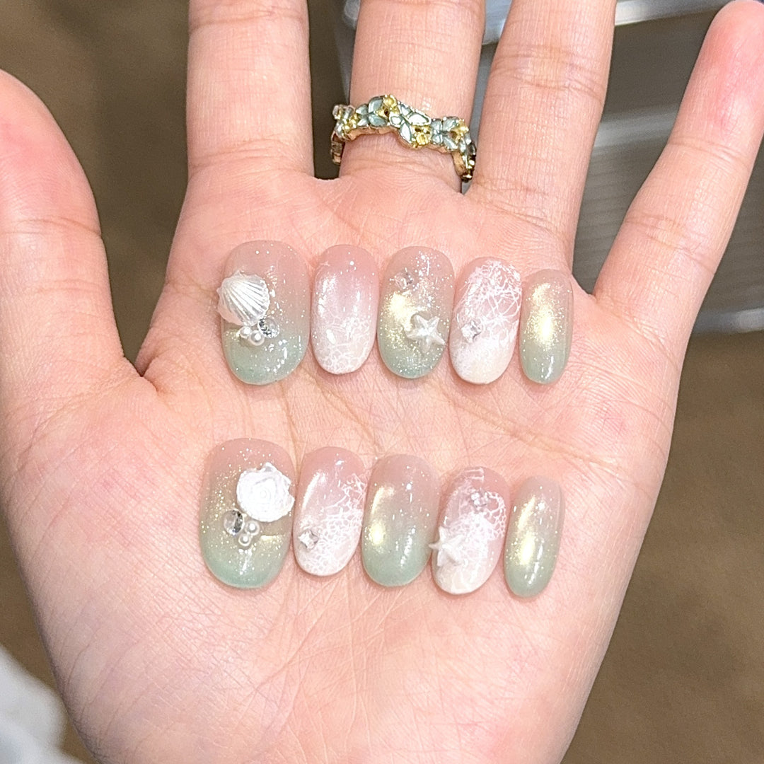 Artificial nail tips with maritime design and glitter effects Bowlift