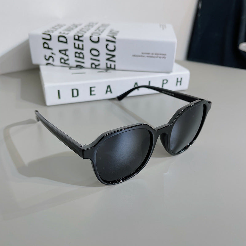 Fashionable Vintage Sunglasses with Wide Frame Bowlift