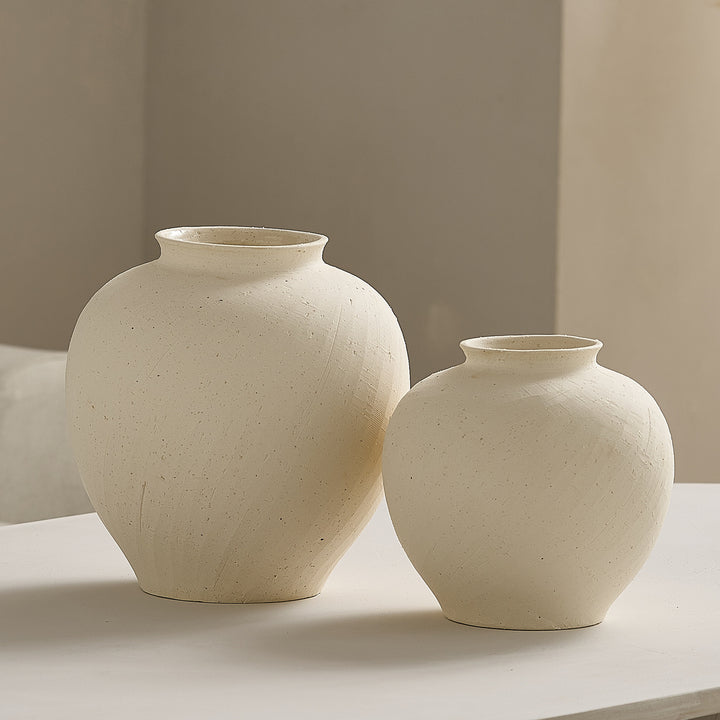 Elegant ceramic vase with organic shapes Bowlift