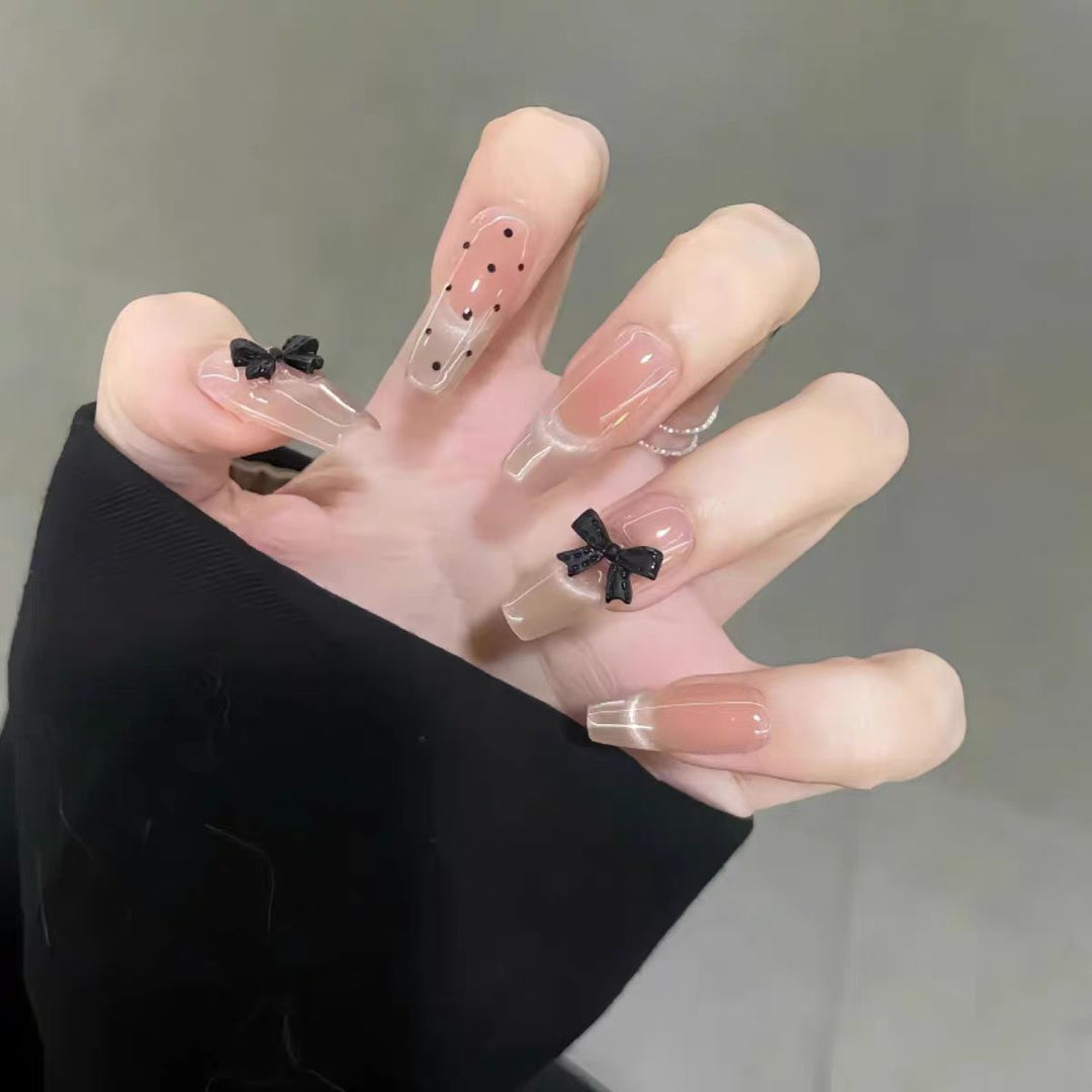 Artistic nail tips with playful motifs Bowlift