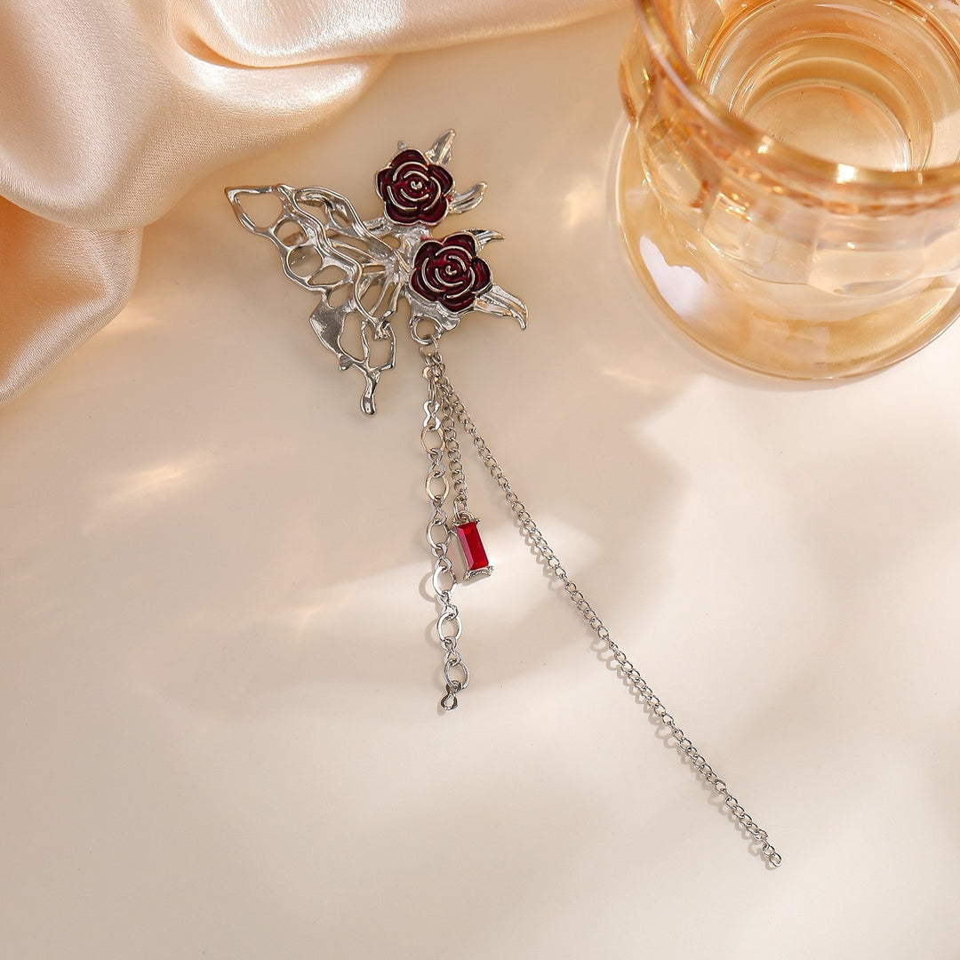Elegant brooch with flower and chain motif Bowlift