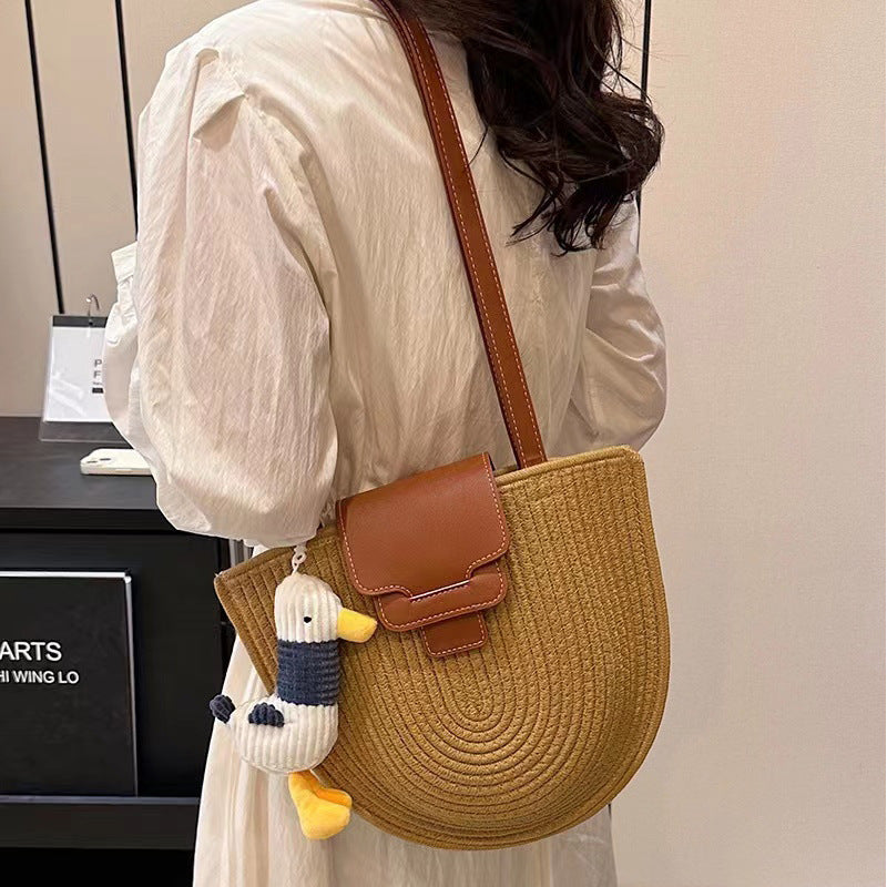 Fashionable Tote Bag Made of Woven Material with Playful Pendant Bowlift