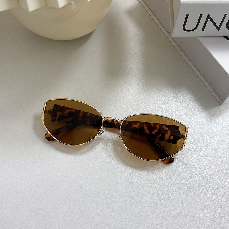 Fashionable Cat-Eye Sunglasses with Golden Frame Bowlift