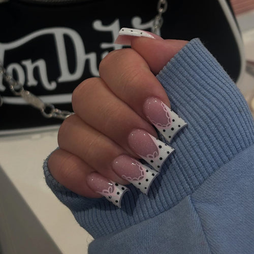 Artificial nail extensions with elegant lace design Bowlift