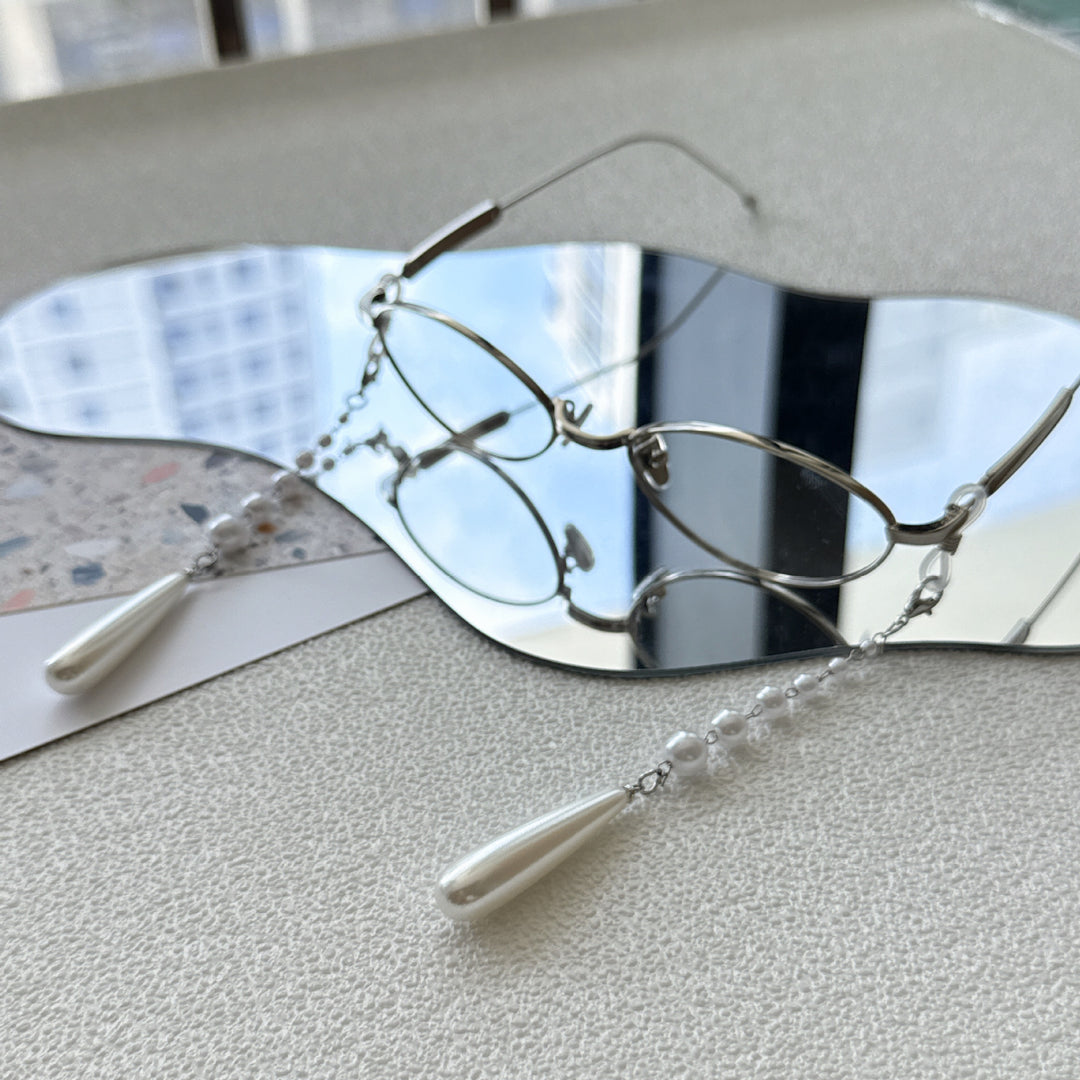 Elegant Pearl-Accented Eyewear Chain Bowlift