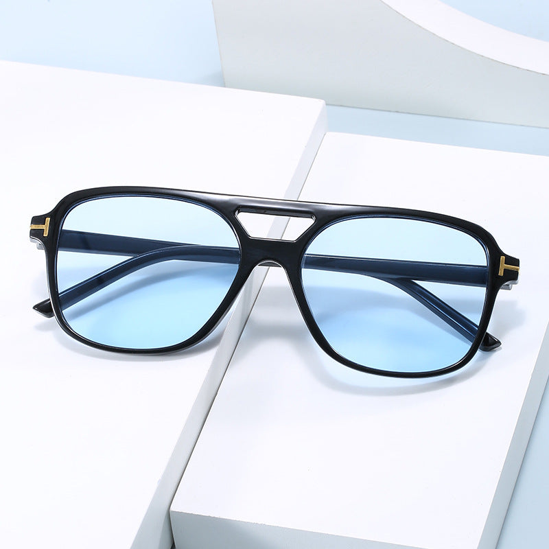 Women’s fashionable glasses with a fine frame and strict contours Bowlift