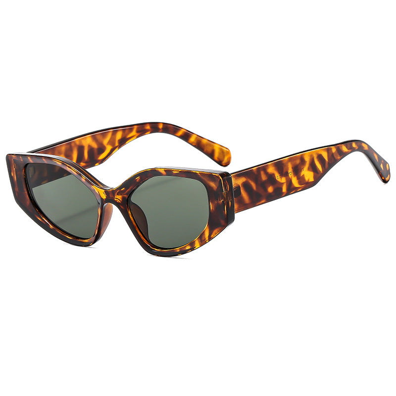 Women's fashionable sunglasses with contemporary, wide-angle frame Bowlift
