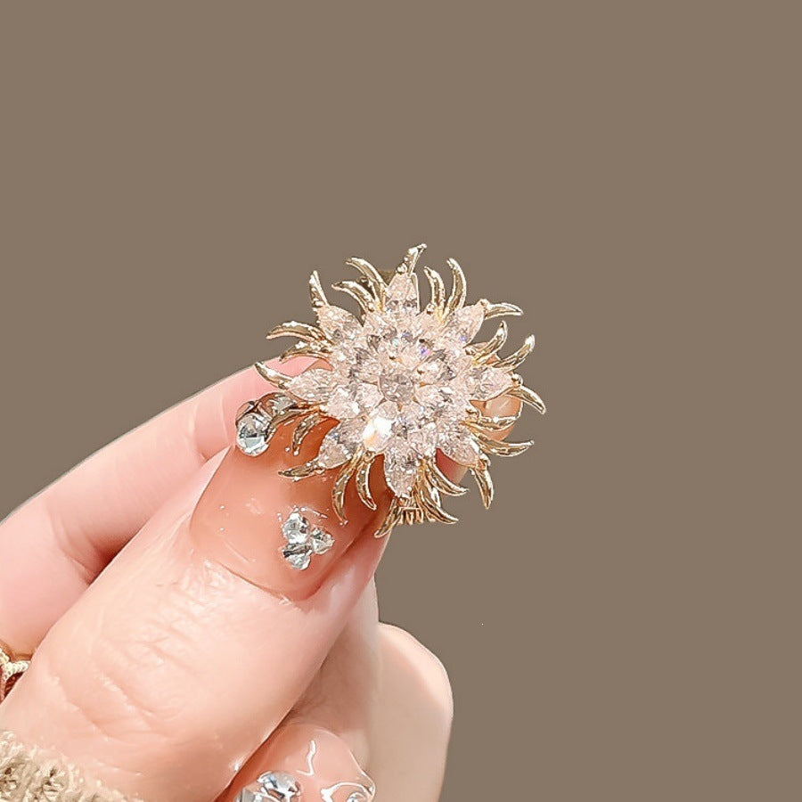 Elegant brooch with sparkling crystals Bowlift