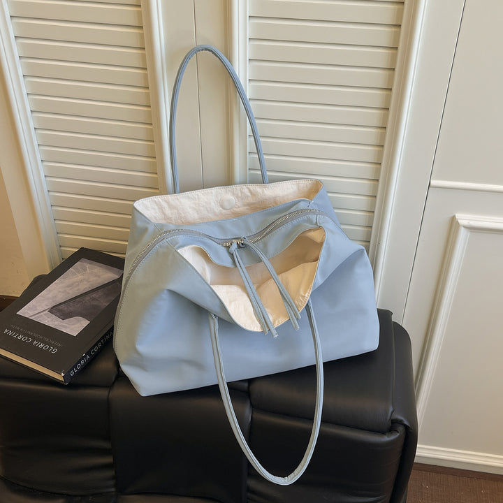 Elegant Handbag with Practical Interior Bowlift