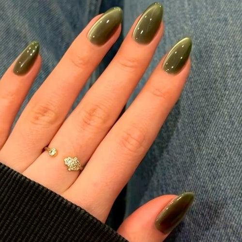 Artificial nails with luxurious shine and shimmering texture Bowlift