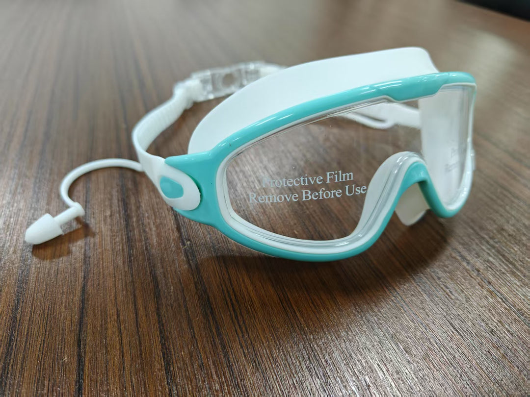 Diving mask with wide field of view and magnet holder Bowlift