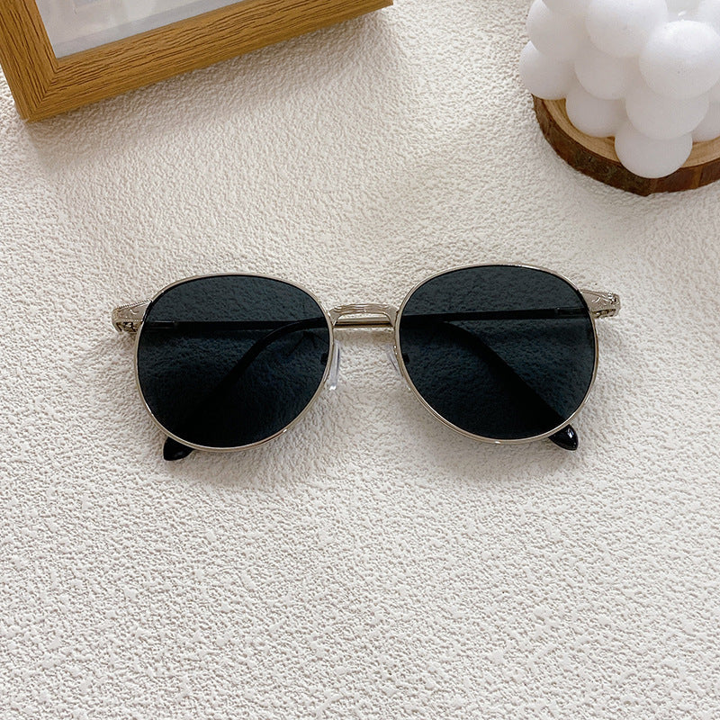 Fashionable sunglasses with round frame and intricate design Bowlift