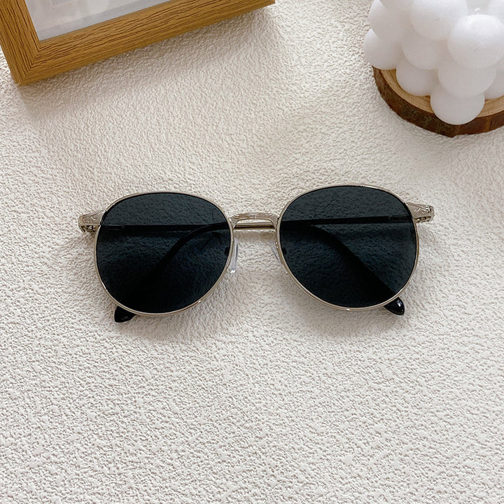 Fashionable sunglasses with round frame and intricate design Bowlift