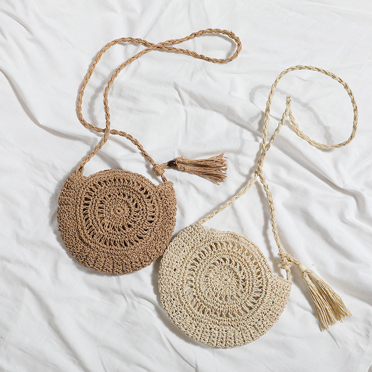 Round bag made of natural jute material with trendy fringe detail Bowlift