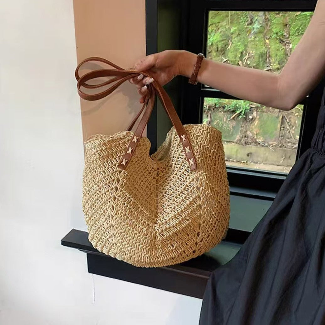 Beach bag with fashionable woven pattern and robust leather straps Bowlift
