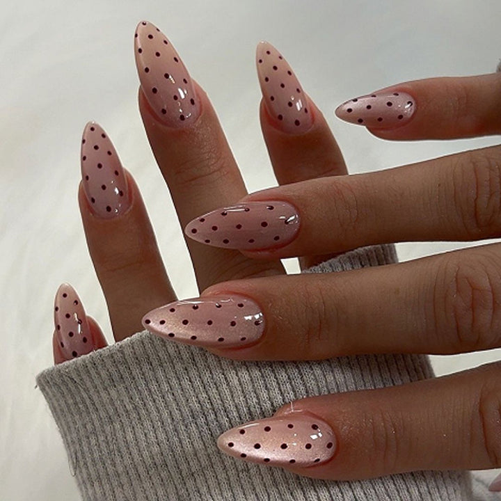 Artificial nail with polka dots Bowlift