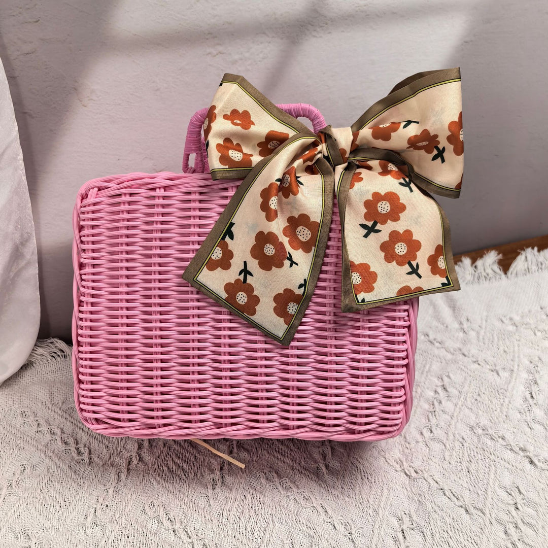 Women elegant handbag made of woven material Bowlift