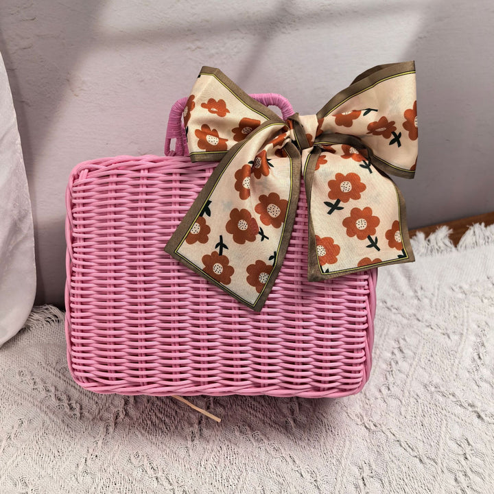 Women elegant handbag made of woven material Bowlift