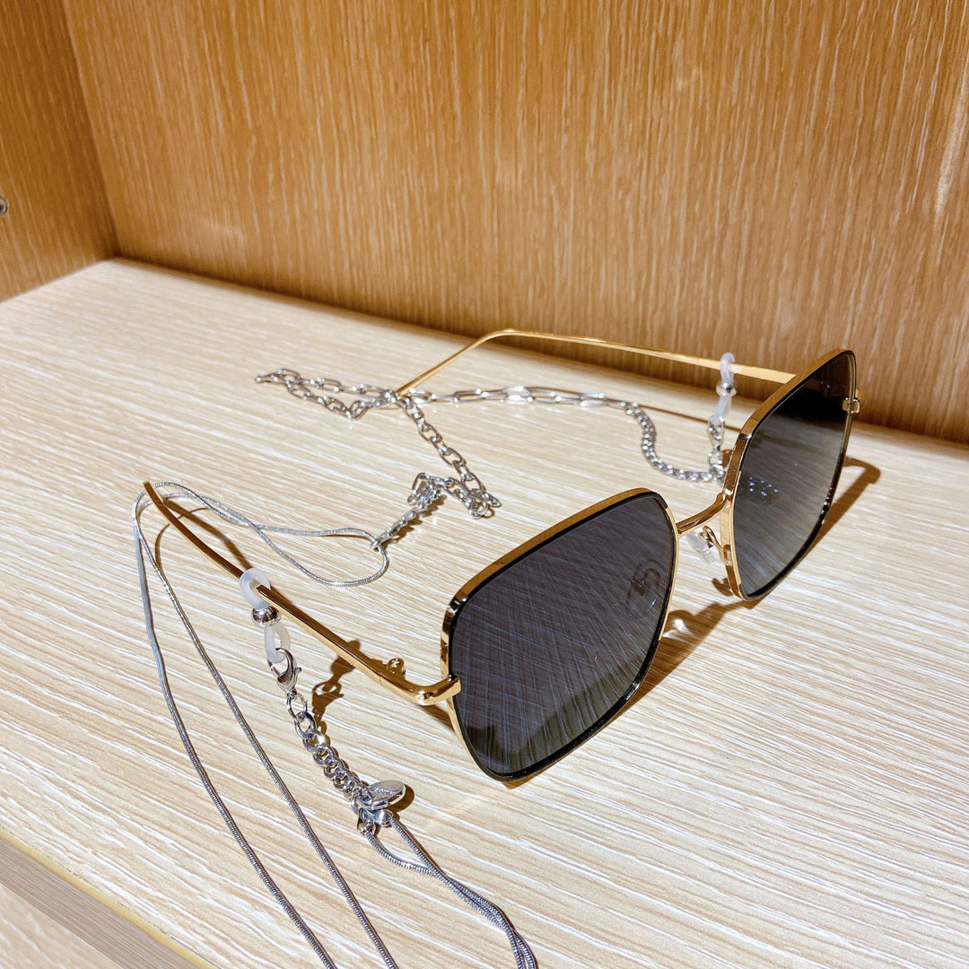 Fashionable sunglasses with luxurious chain strap Bowlift