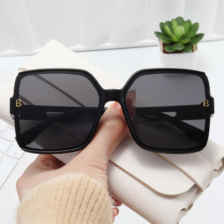 Women's fashionable oversized sunglasses with extravagant accents Bowlift