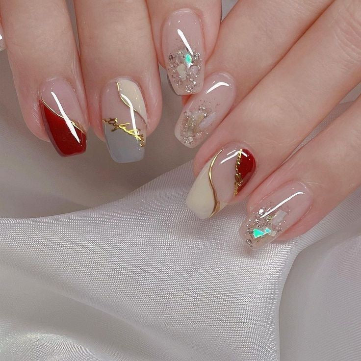 Artificial nails with elegant gold pattern Bowlift