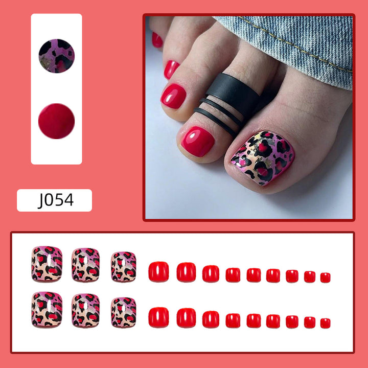 Nail art with modern leopard design Bowlift