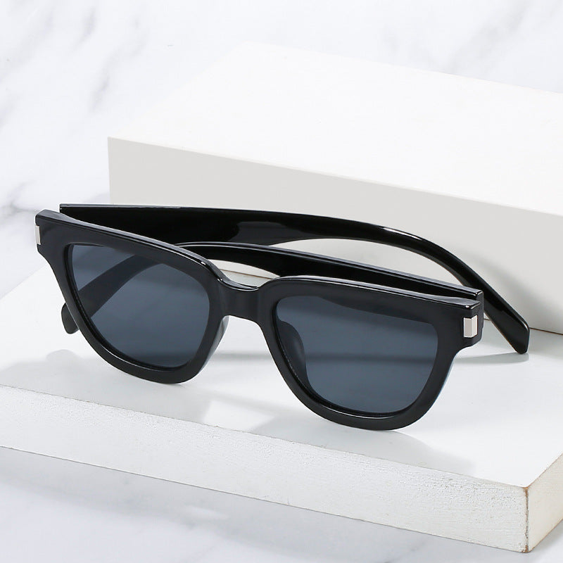 Fashionable Cat-Eye Sunglasses Bowlift
