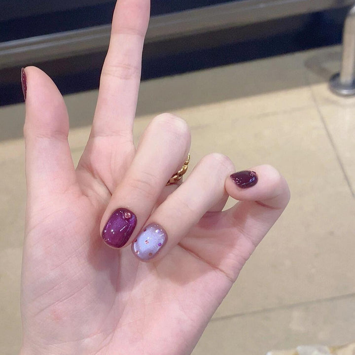 Artificial nails with unique glitter accents Bowlift