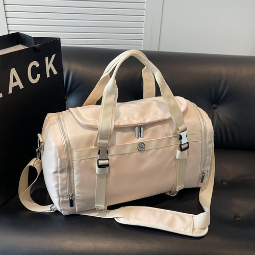 Sporty travel bag with adjustable shoulder strap and several compartments Bowlift