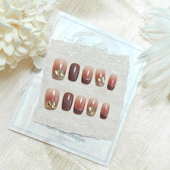 Artificial Nails in Elegant Glitter Design Bowlift