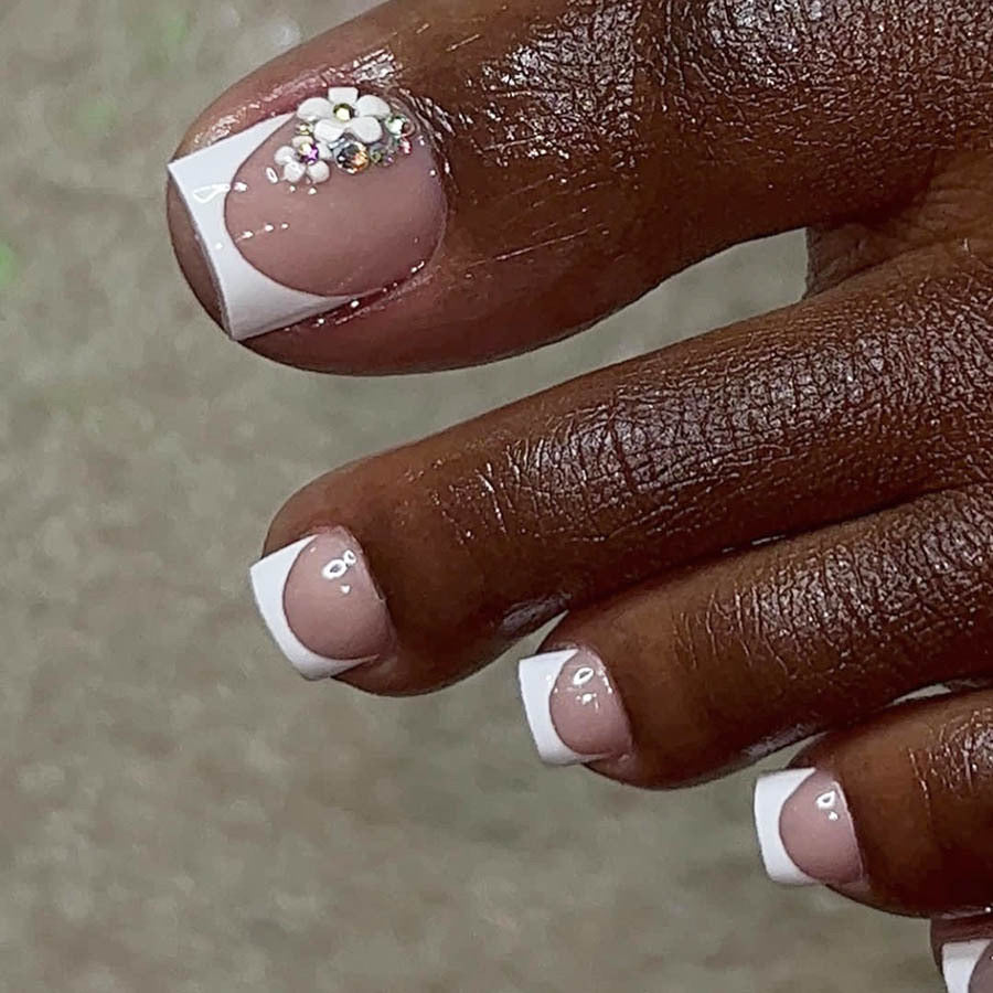 Artificial nail set with elegant French tip design and sparkling accents Bowlift