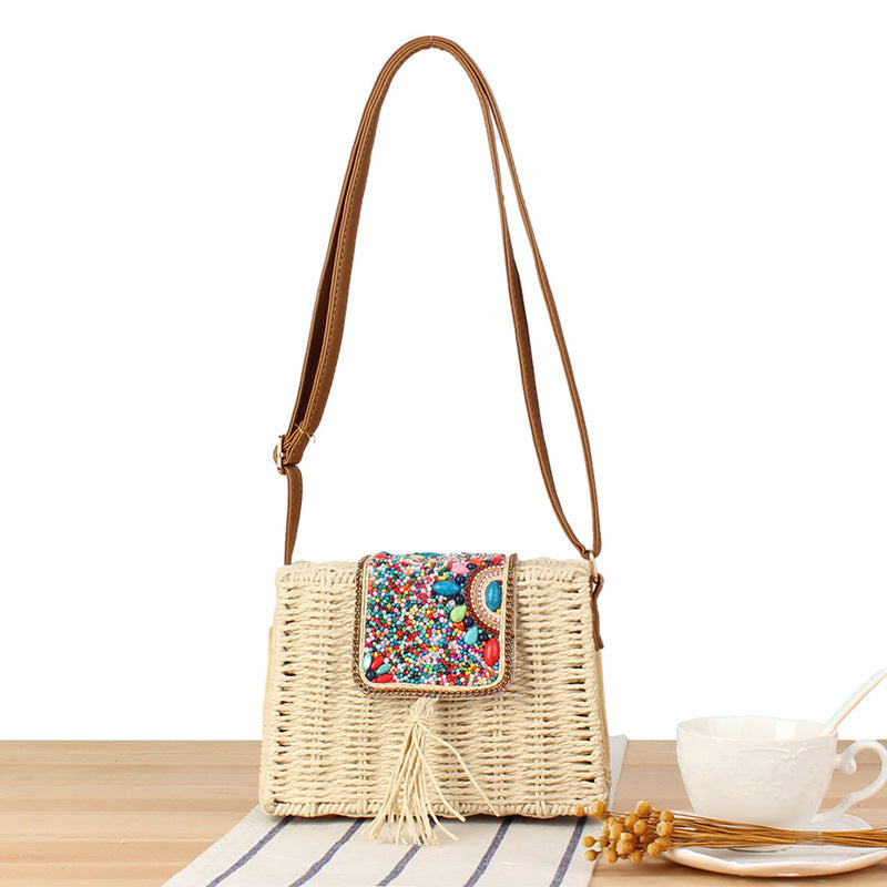 Fashionable straw shoulder bag with unique decor Bowlift