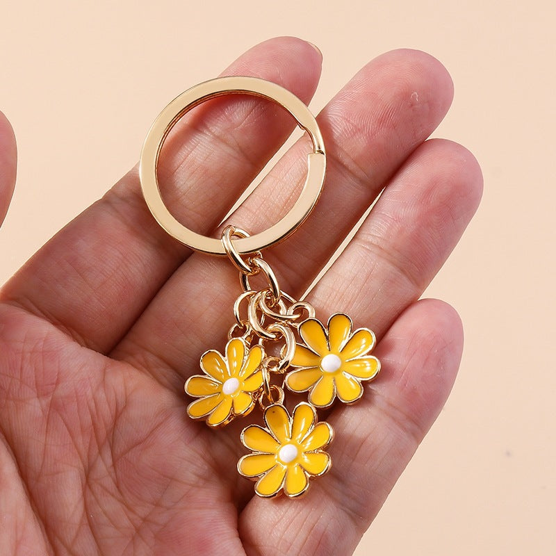 Keychain with Three Playful Daisies Bowlift