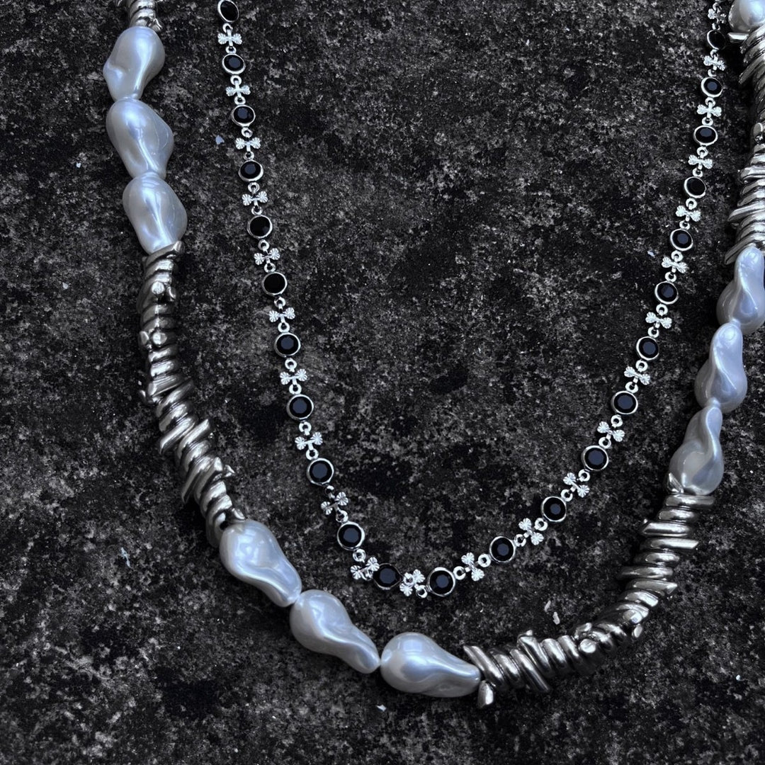Fashionable chain belt with pearl and metal accents Bowlift