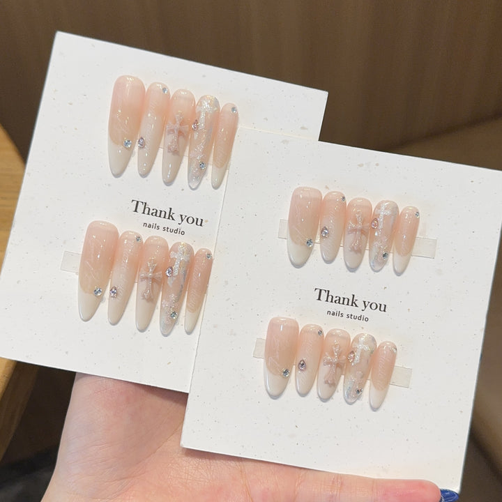 Artificial nail tips with elegant accents Bowlift