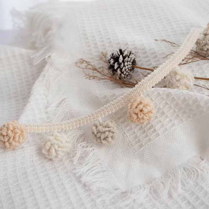 Decorative border with pompons Bowlift